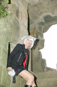 带假发的人妻穿靴子丝袜外出拍照