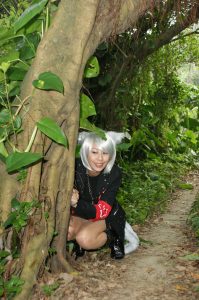 带假发的人妻穿靴子丝袜外出拍照