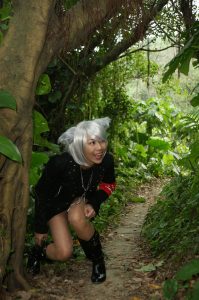 带假发的人妻穿靴子丝袜外出拍照