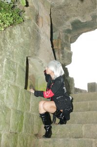 带假发的人妻穿靴子丝袜外出拍照