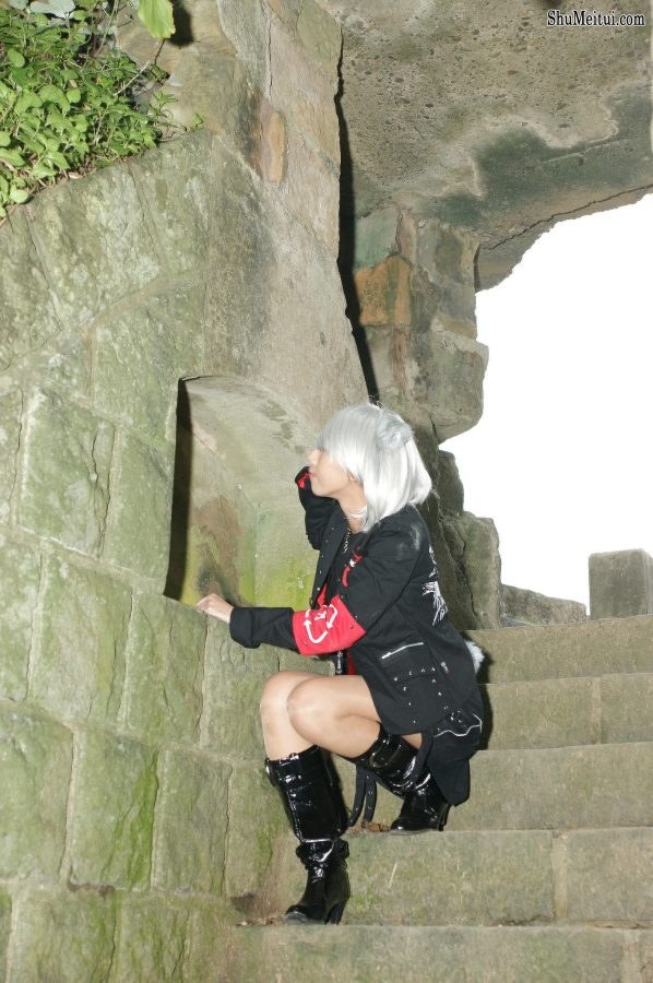 带假发的人妻穿靴子丝袜外出拍照[第3张/共31张]