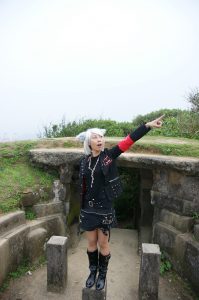 带假发的人妻穿靴子丝袜外出拍照