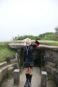 带假发的人妻穿靴子丝袜外出拍照