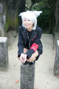 带假发的人妻穿靴子丝袜外出拍照