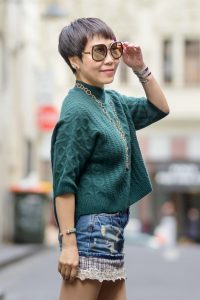 认识的一位气质短发熟女街头穿丝袜高跟鞋写真