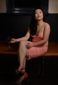 丰满的人妻穿低胸装喜欢挑鞋