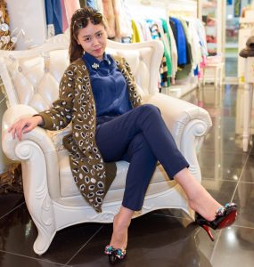 服装店老板娘穿红底高跟挑鞋