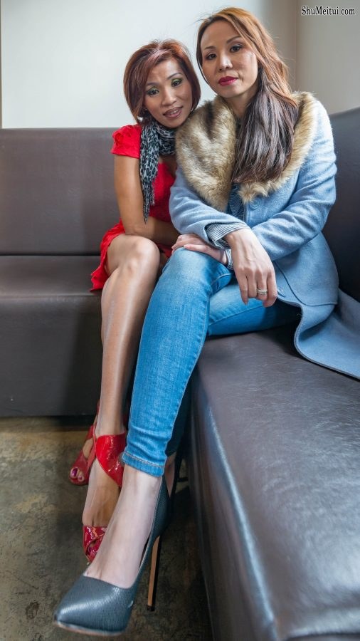 成熟美女姐妹花外出拍照片,姐姐牛仔裤上衣通透，妹妹红高跟玉腿[第1张/共14张]