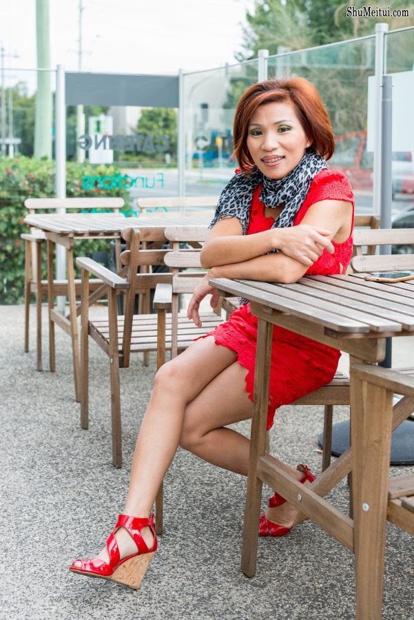 成熟美女姐妹花外出拍照片,姐姐牛仔裤上衣通透，妹妹红高跟玉腿[第10张/共14张]