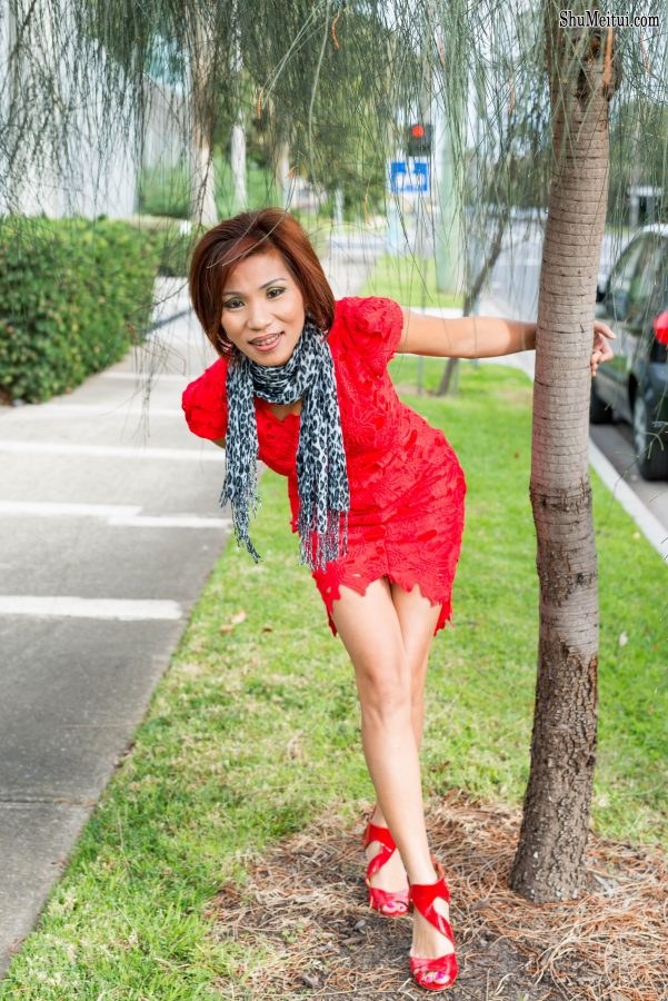 成熟美女姐妹花外出拍照片,姐姐牛仔裤上衣通透，妹妹红高跟玉腿[第11张/共14张]