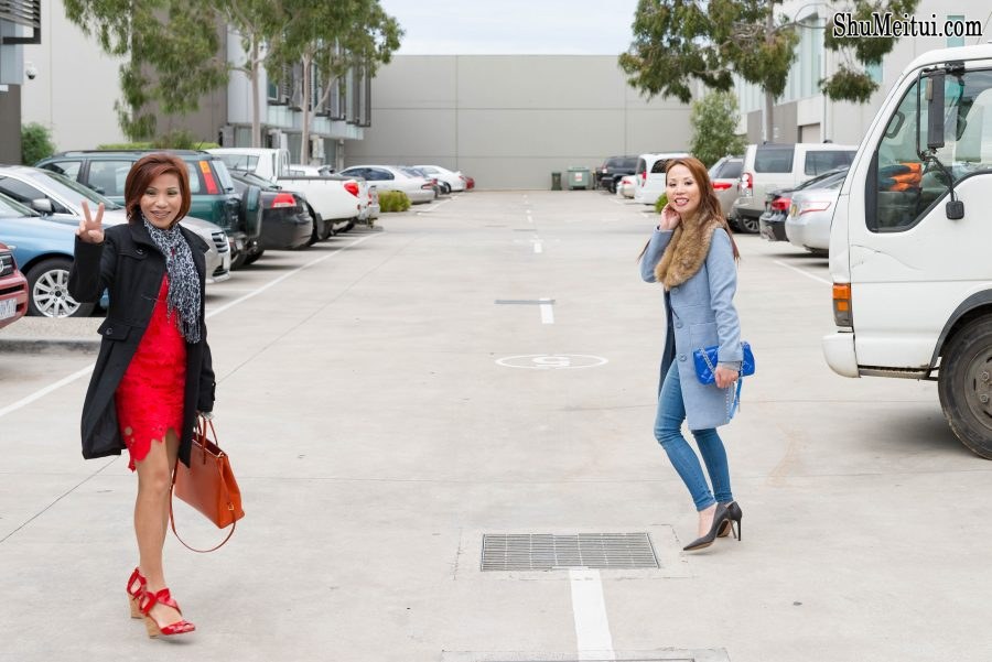 成熟美女姐妹花外出拍照片,姐姐牛仔裤上衣通透，妹妹红高跟玉腿[第2张/共14张]