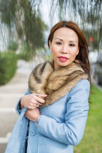 成熟美女姐妹花外出拍照片,姐姐牛仔裤上衣通透，妹妹红高跟玉腿