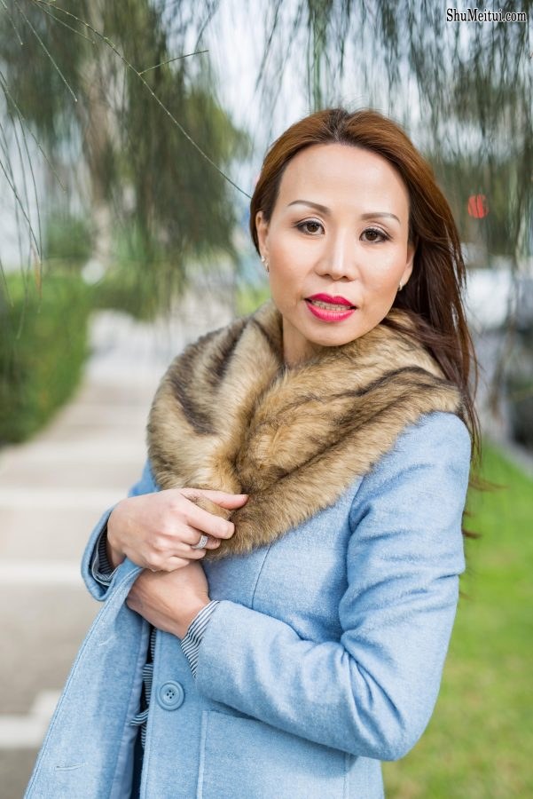 成熟美女姐妹花外出拍照片,姐姐牛仔裤上衣通透，妹妹红高跟玉腿[第3张/共14张]