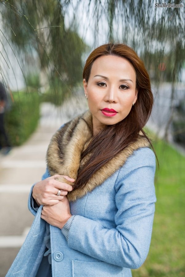 成熟美女姐妹花外出拍照片,姐姐牛仔裤上衣通透，妹妹红高跟玉腿[第4张/共14张]