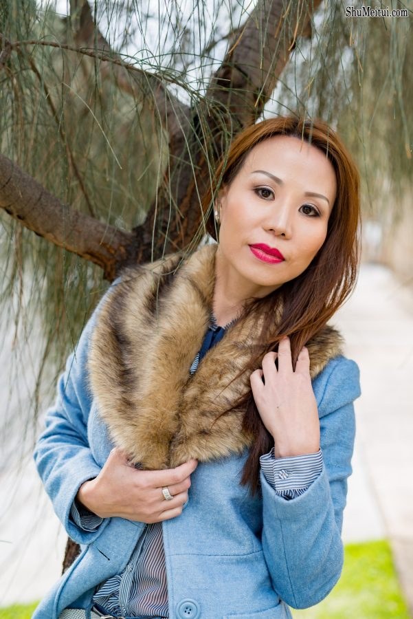 成熟美女姐妹花外出拍照片,姐姐牛仔裤上衣通透，妹妹红高跟玉腿[第5张/共14张]