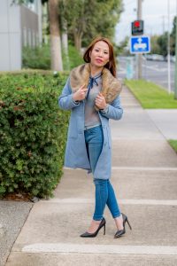 成熟美女姐妹花外出拍照片,姐姐牛仔裤上衣通透，妹妹红高跟玉腿