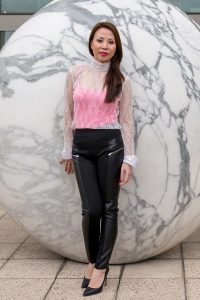 经典高跟熟女姐妹之姐姐的皮裤细高跟