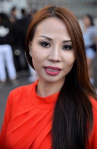 经典高跟姐妹之妹妹短裙+姐姐牛仔裤挑高跟鞋