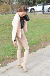 熟女姐妹花又穿高跟出来感觉穿裤子的姐姐气质更好一些