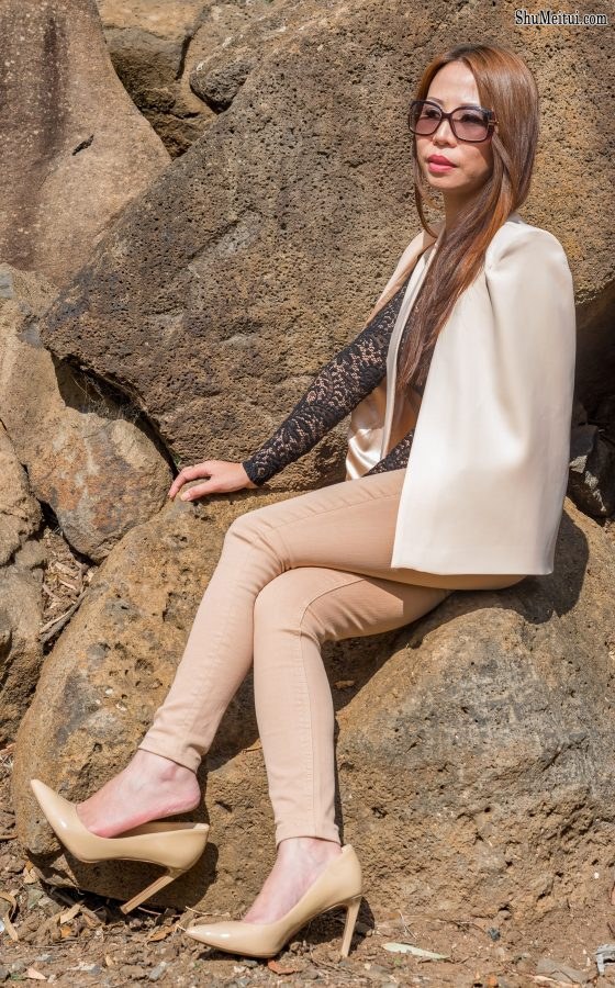 熟女姐妹花又穿高跟出来感觉穿裤子的姐姐气质更好一些[第12张/共33张]