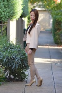 熟女姐妹花又穿高跟出来感觉穿裤子的姐姐气质更好一些