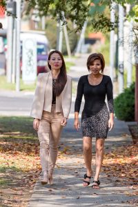 熟女姐妹花又穿高跟出来感觉穿裤子的姐姐气质更好一些