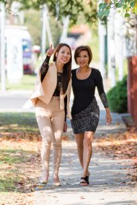 熟女姐妹花又穿高跟出来感觉穿裤子的姐姐气质更好一些