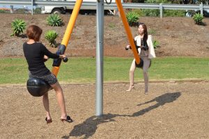 熟女姐妹花又穿高跟出来感觉穿裤子的姐姐气质更好一些