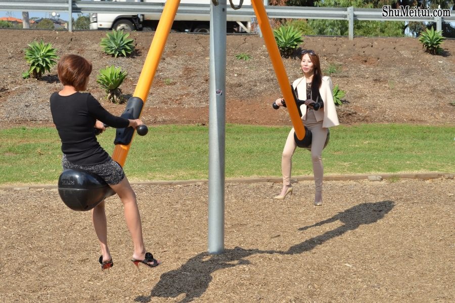 熟女姐妹花又穿高跟出来感觉穿裤子的姐姐气质更好一些[第2张/共33张]