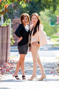 熟女姐妹花又穿高跟出来感觉穿裤子的姐姐气质更好一些