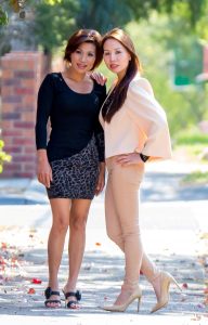 熟女姐妹花又穿高跟出来感觉穿裤子的姐姐气质更好一些