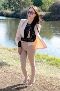 熟女姐妹花又穿高跟出来感觉穿裤子的姐姐气质更好一些