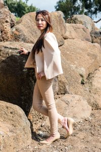 熟女姐妹花又穿高跟出来感觉穿裤子的姐姐气质更好一些