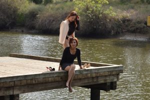 熟女姐妹花又穿高跟出来感觉穿裤子的姐姐气质更好一些