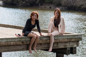 熟女姐妹花又穿高跟出来感觉穿裤子的姐姐气质更好一些