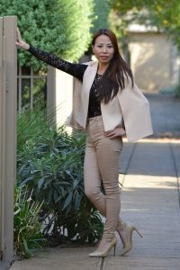 熟女姐妹花又穿高跟出来感觉穿裤子的姐姐气质更好一些