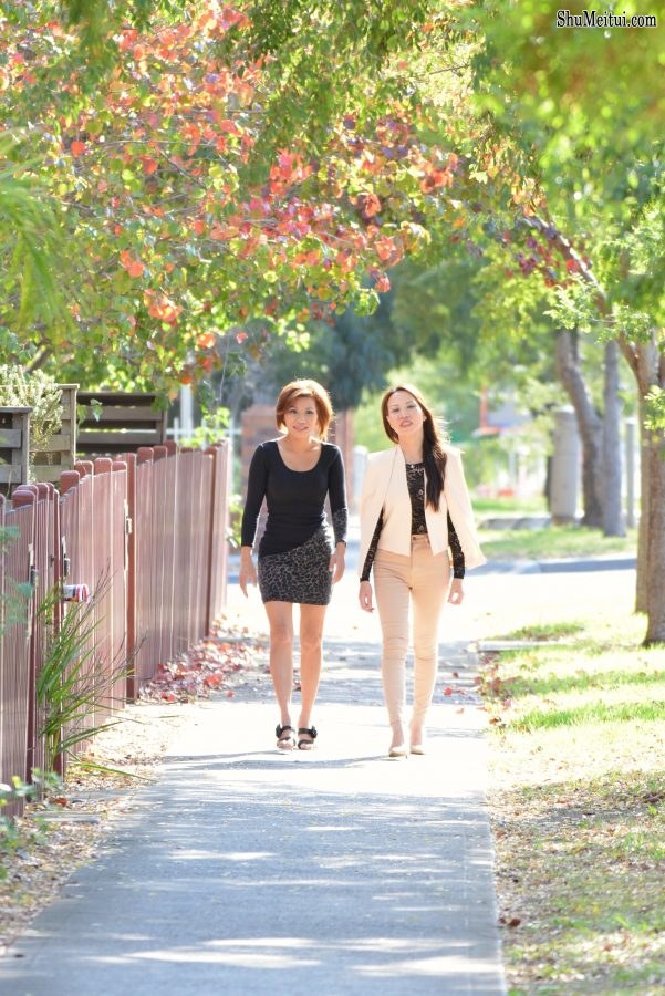 熟女姐妹花又穿高跟出来感觉穿裤子的姐姐气质更好一些[第8张/共33张]