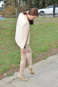 熟女姐妹花又穿高跟出来感觉穿裤子的姐姐气质更好一些