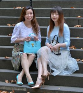 母女两人合照,同时秀高跟腿还穿了肉丝