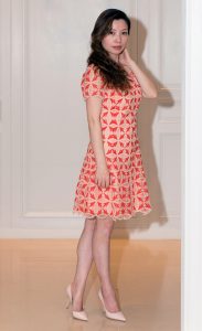 母女俩再次同框秀高跟美腿