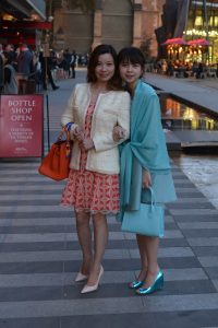 母女俩再次同框秀高跟美腿