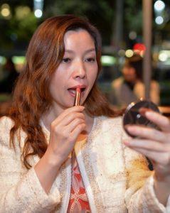 母女俩再次同框秀高跟美腿