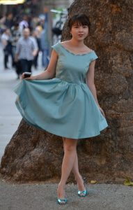 母女俩再次同框秀高跟美腿