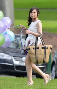 手拿一束气球的穿了丝袜的美女