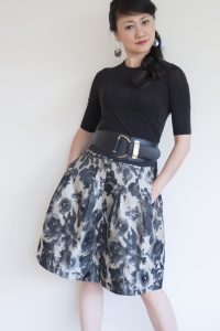 穿鱼嘴高跟鞋的韵味阿姨