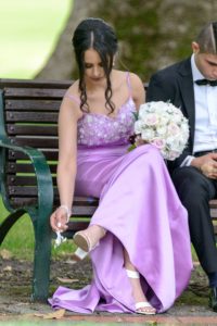 外国准新娘拍婚纱照时擦鞋摸脚