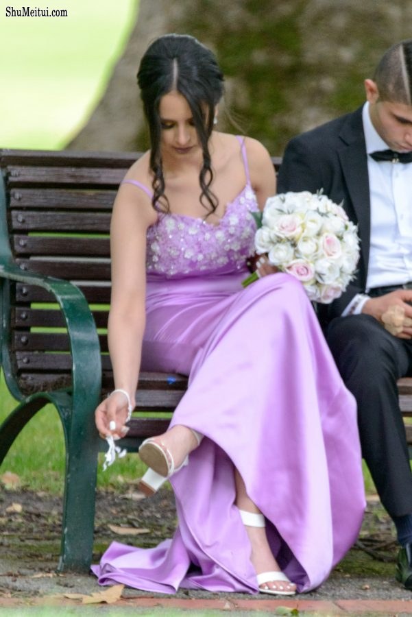 外国准新娘拍婚纱照时擦鞋摸脚[第1张/共5张]