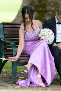 外国准新娘拍婚纱照时擦鞋摸脚