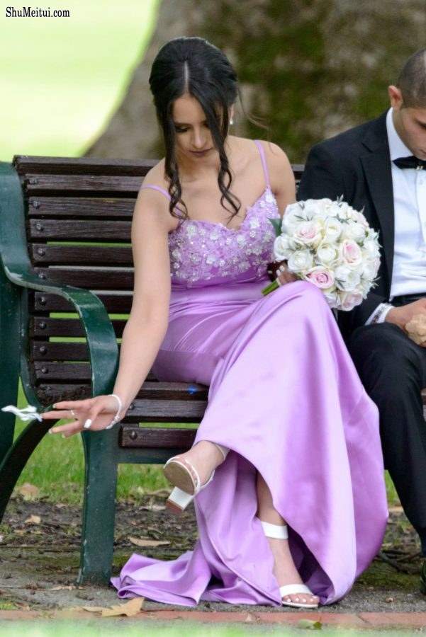 外国准新娘拍婚纱照时擦鞋摸脚[第2张/共5张]