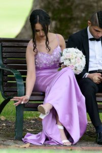 外国准新娘拍婚纱照时擦鞋摸脚